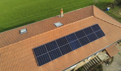 Vue drone sur une installation photovoltaïque de l'entreprise D.E.S Electricité à Longessaigne 