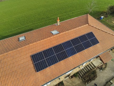 Vue drone sur une installation photovoltaïque de l'entreprise D.E.S Electricité à Longessaigne 